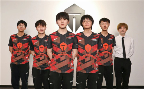 形成鲜明对 形成鲜明对